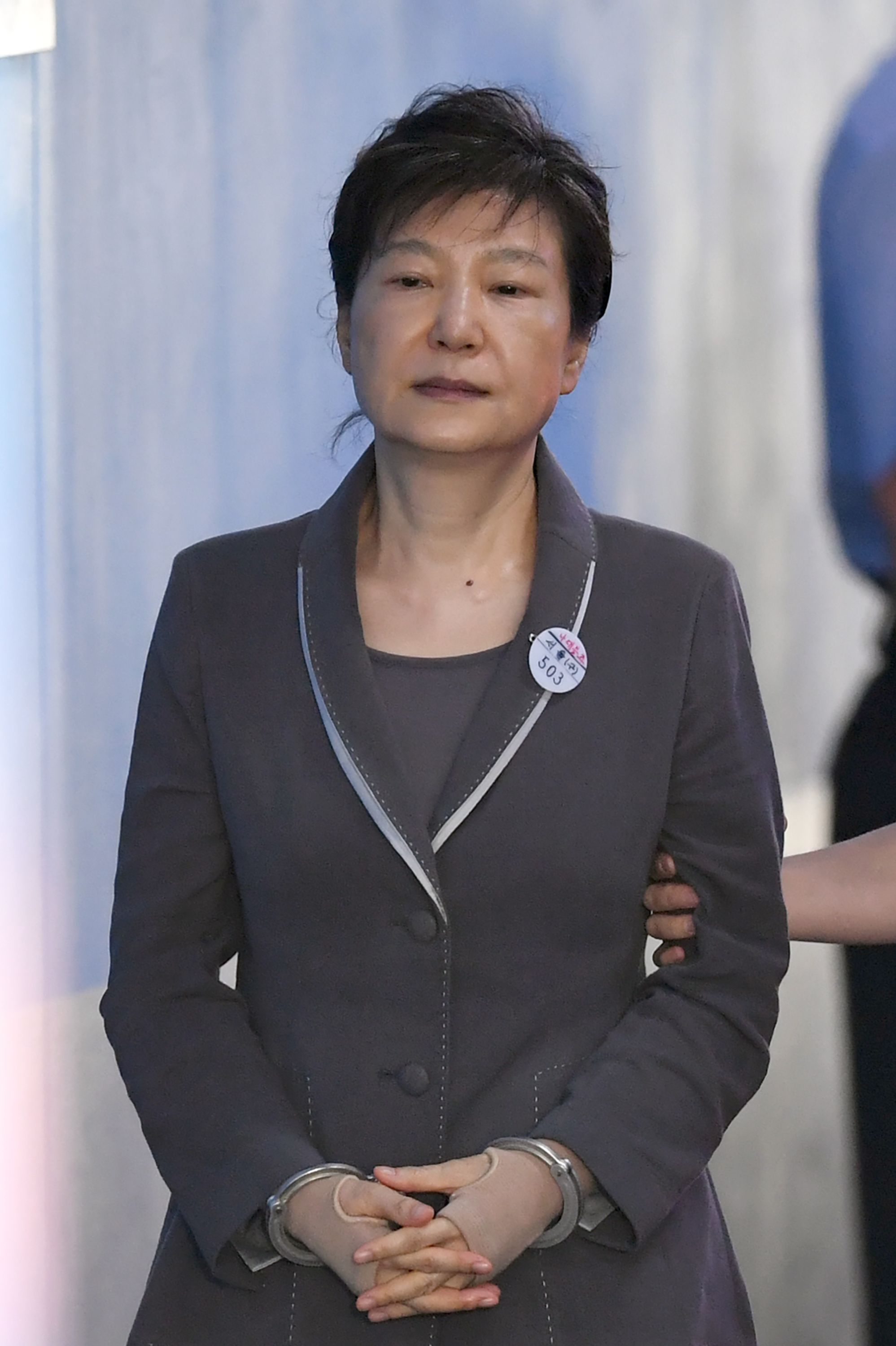 رئيسة كوريا الجنوبية السابقة مكبلة بالقيود