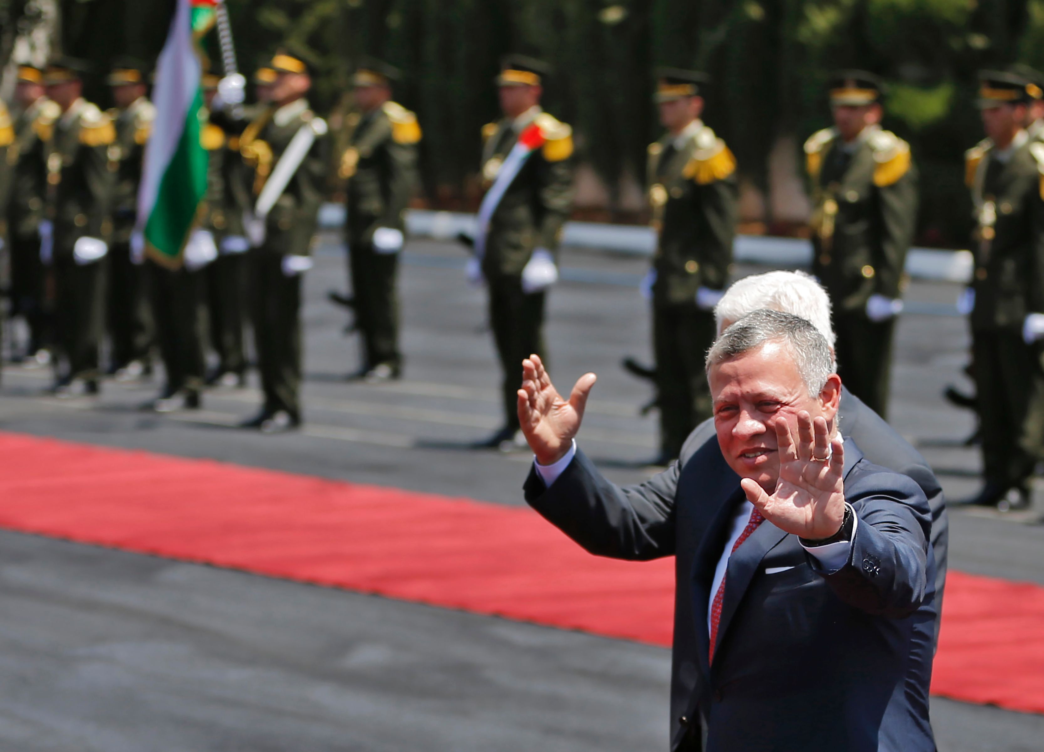 تحية ملك الأردن للمسئولين الفلسطينيين خلال استقباله