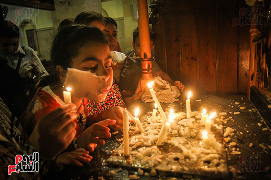 أطفال يشعلون الشموع