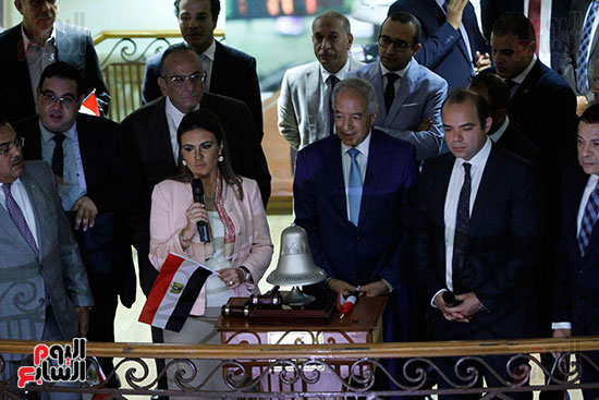 وزيرة الاستثمار ترفع علم مصر