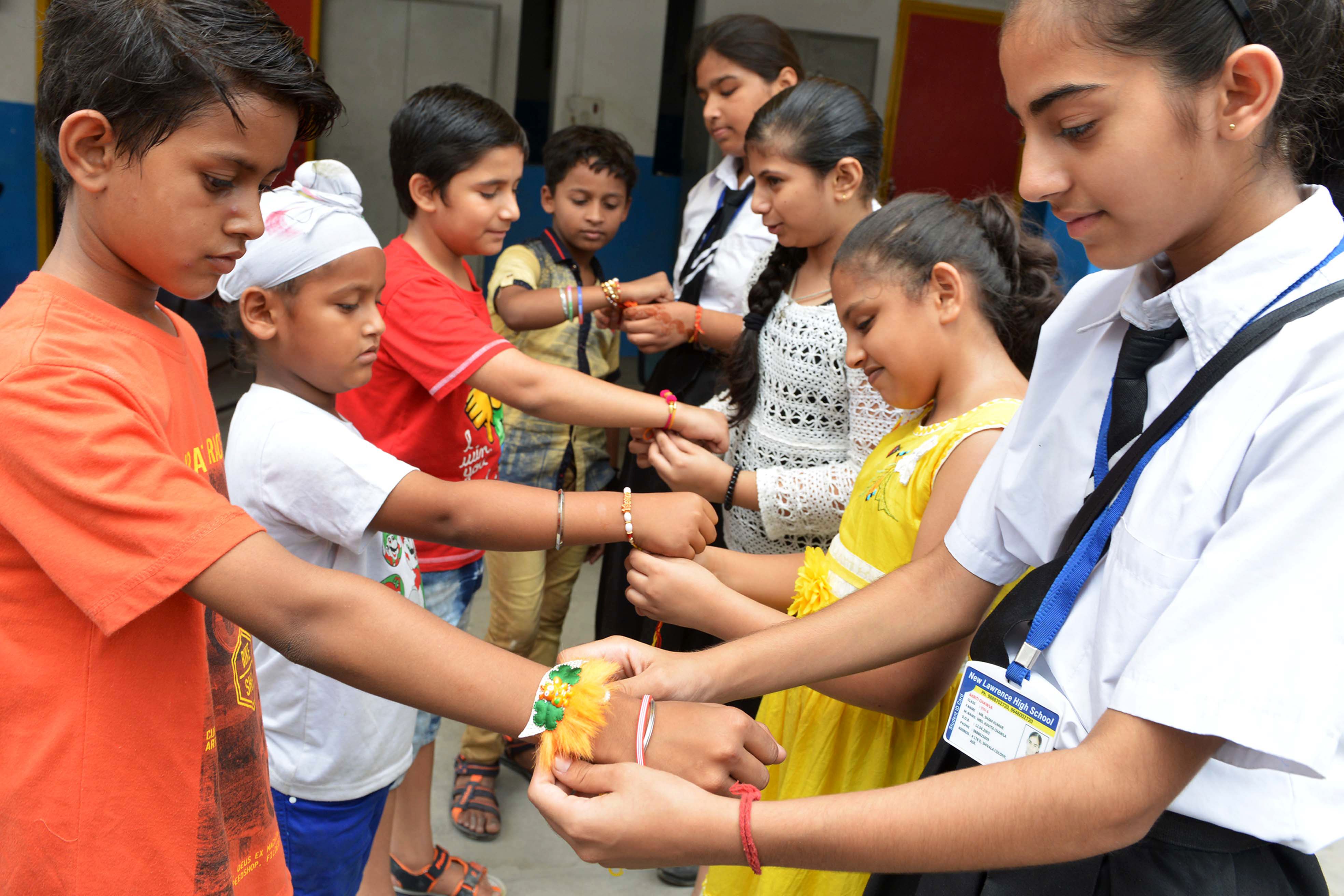 طلاب المدارس الهندية يحتفلون بمهرجان راكشا باندان