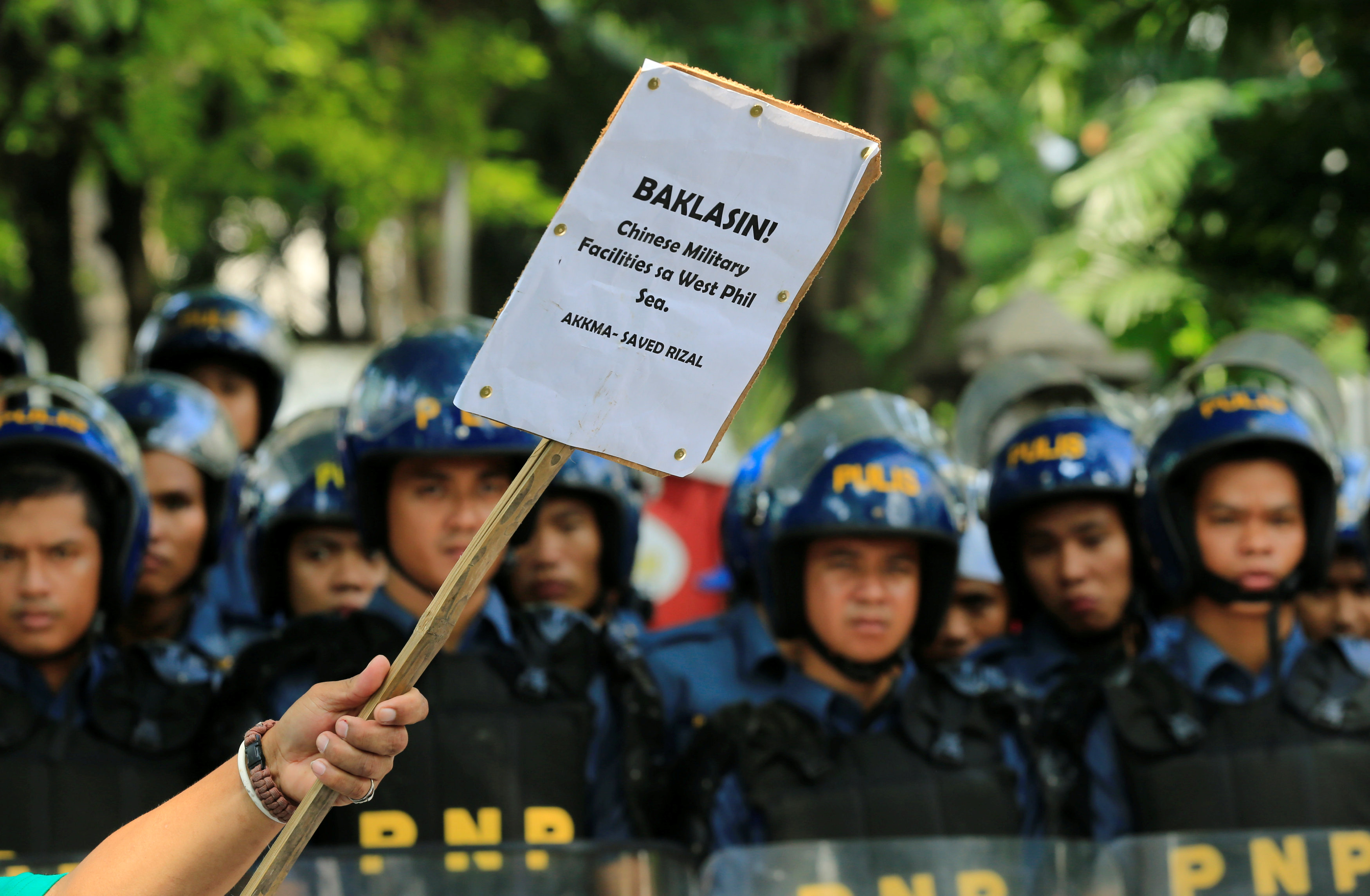 الشرطة الفلبينية تحيط بمقر السفارة الأمريكية