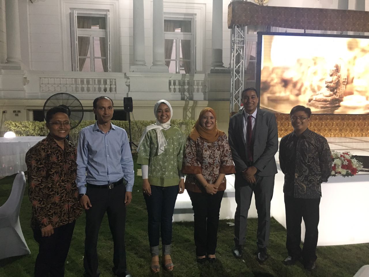 عدد من الصحفيين مع أعضاء السفارة الإندونيسية بالقاهرة