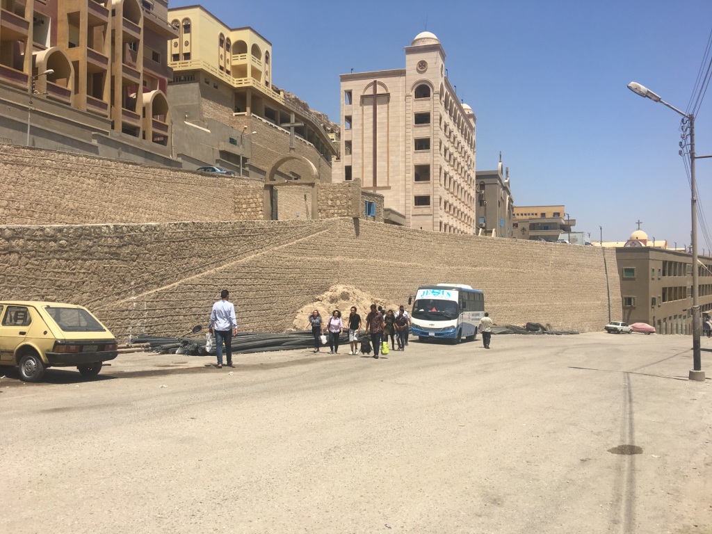سيارات تنقل المواطنين لداخل الدير العذراء باسيوط