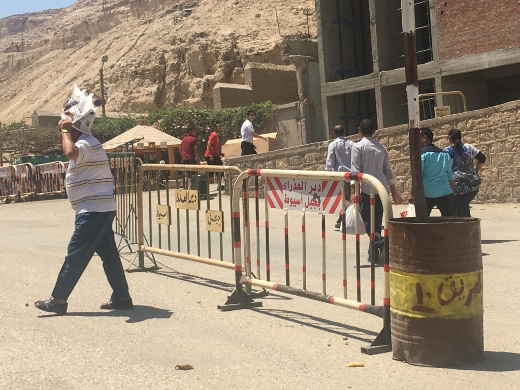 توافد المواطنين علي دير درنكه رغم ارتفاع حرارة الجو