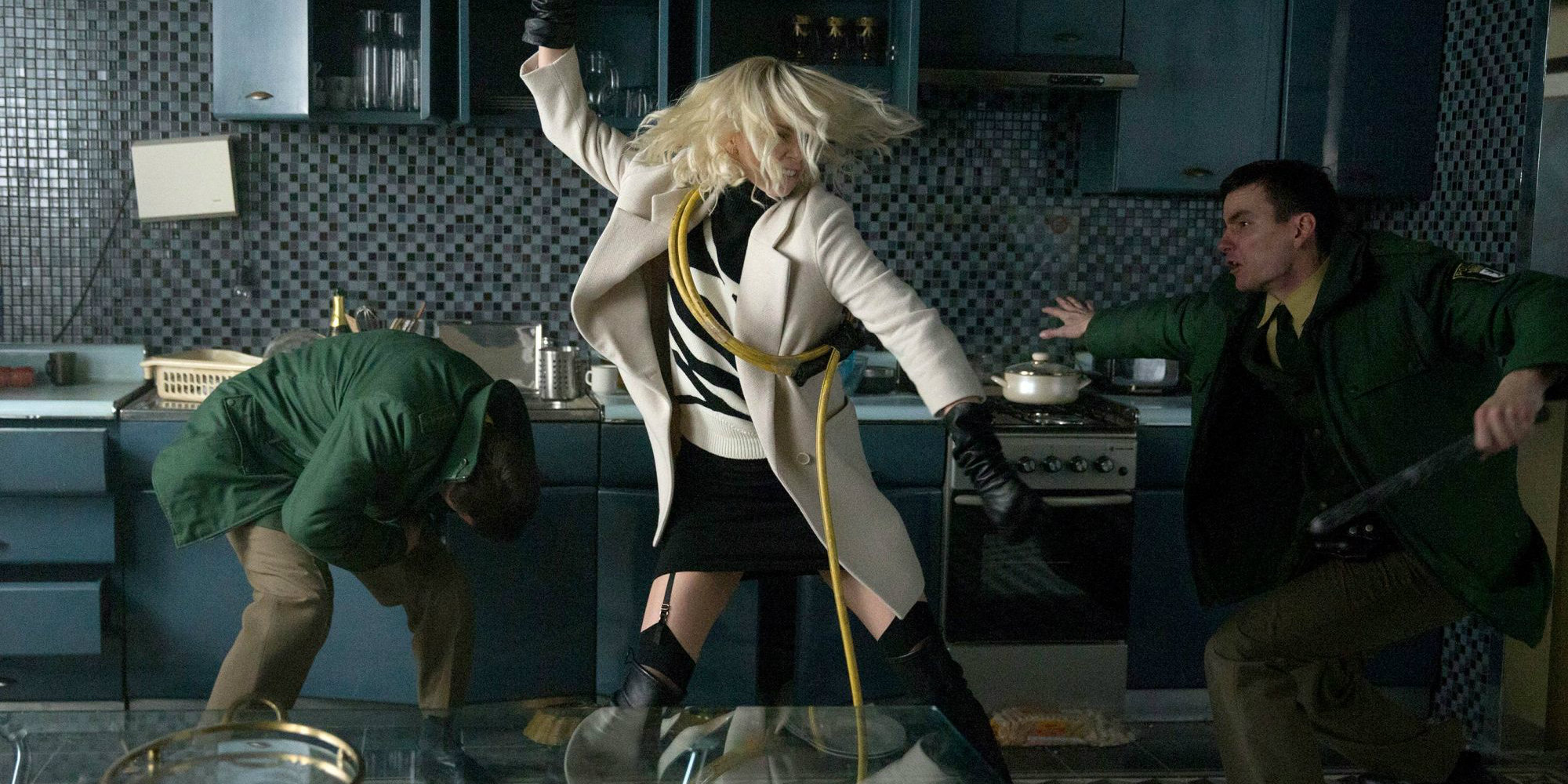 atomic-blonde-movie-charlize-theron-fight atomic-blonde-movie-charlize-theron-fight