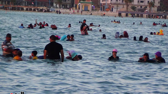 تجمعات عائلية اثناء السباحة داخل البحر