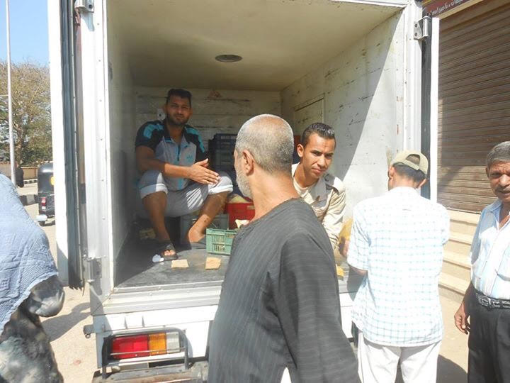 اثناء إقبال الاهالي علي شراء اللحوم والمنتجات