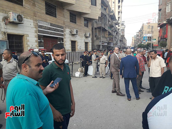 رجال الأمن أمام مسجد الأنصارى