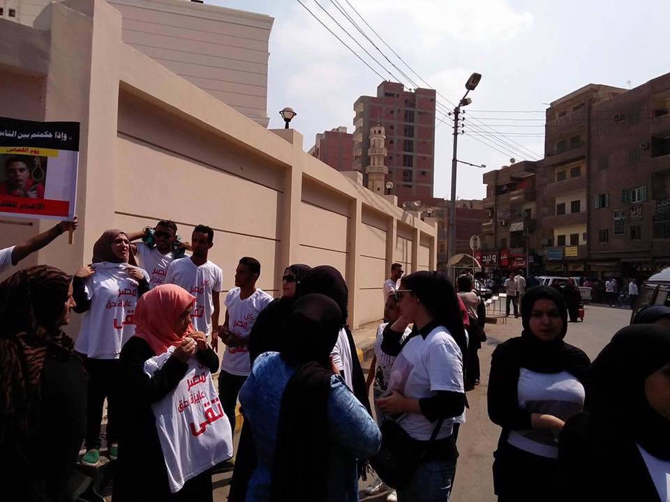 بالصور.. أهالي بنها ينظمون مسيرة قبل محاكمة المتهمين بقتل عروس كفر الجزار (1)