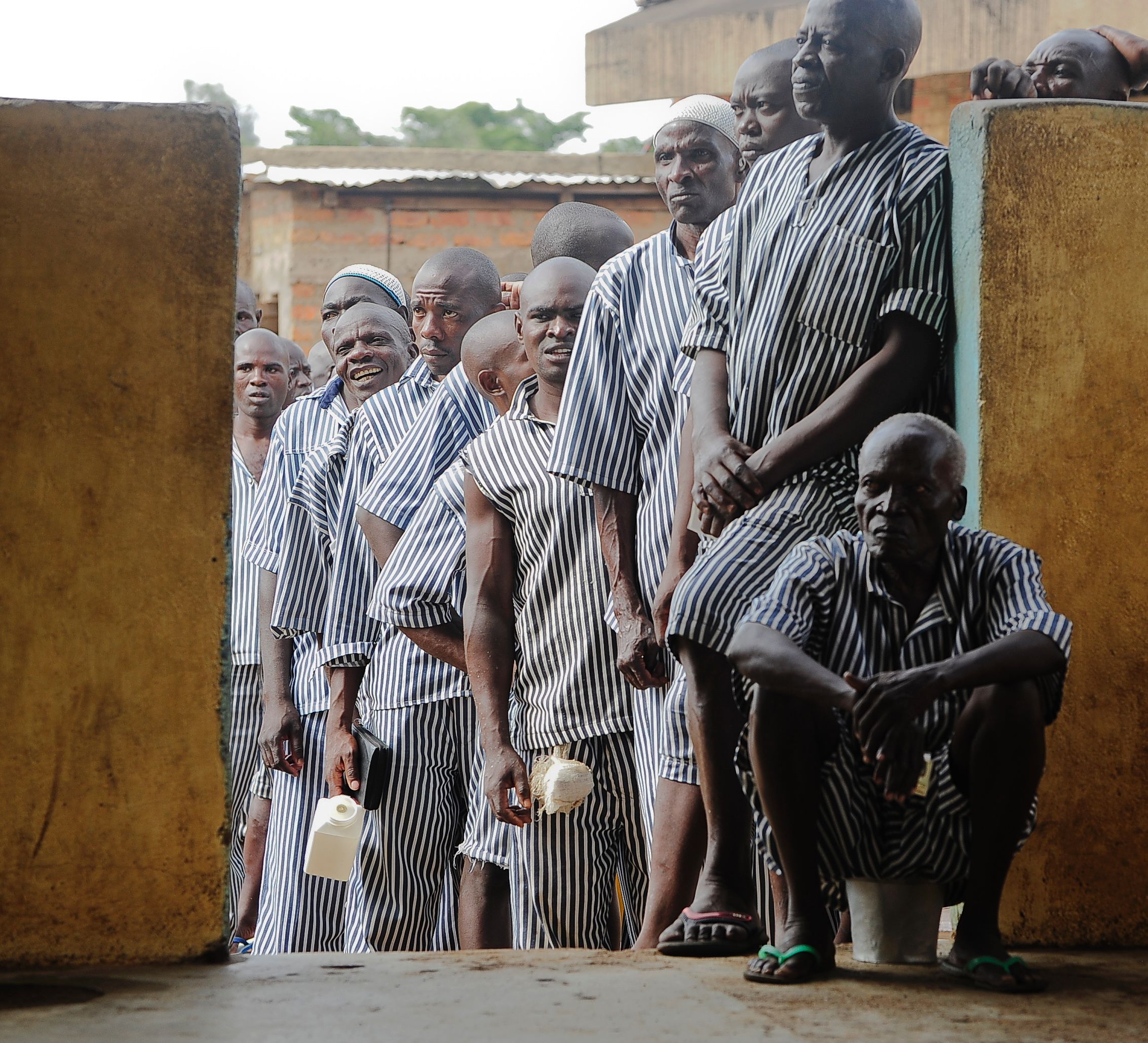رجل مسن ينتظر التصويت فى طابور للرجال