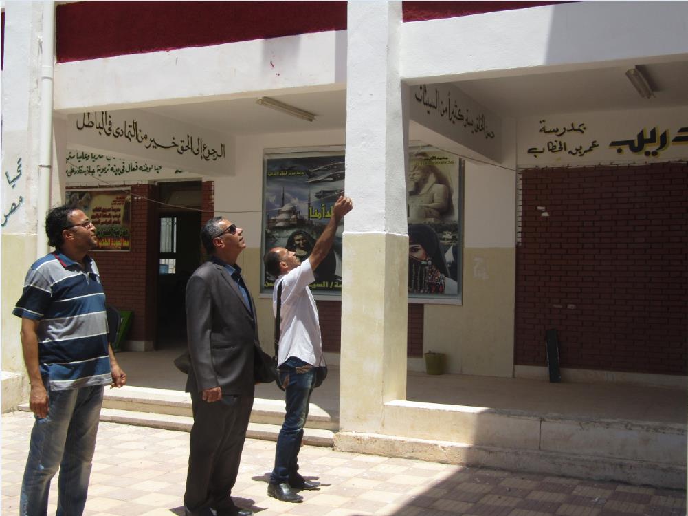  احمد عبد العظيم رئيس مدينة ابورديس إثناء تفقد المدارس