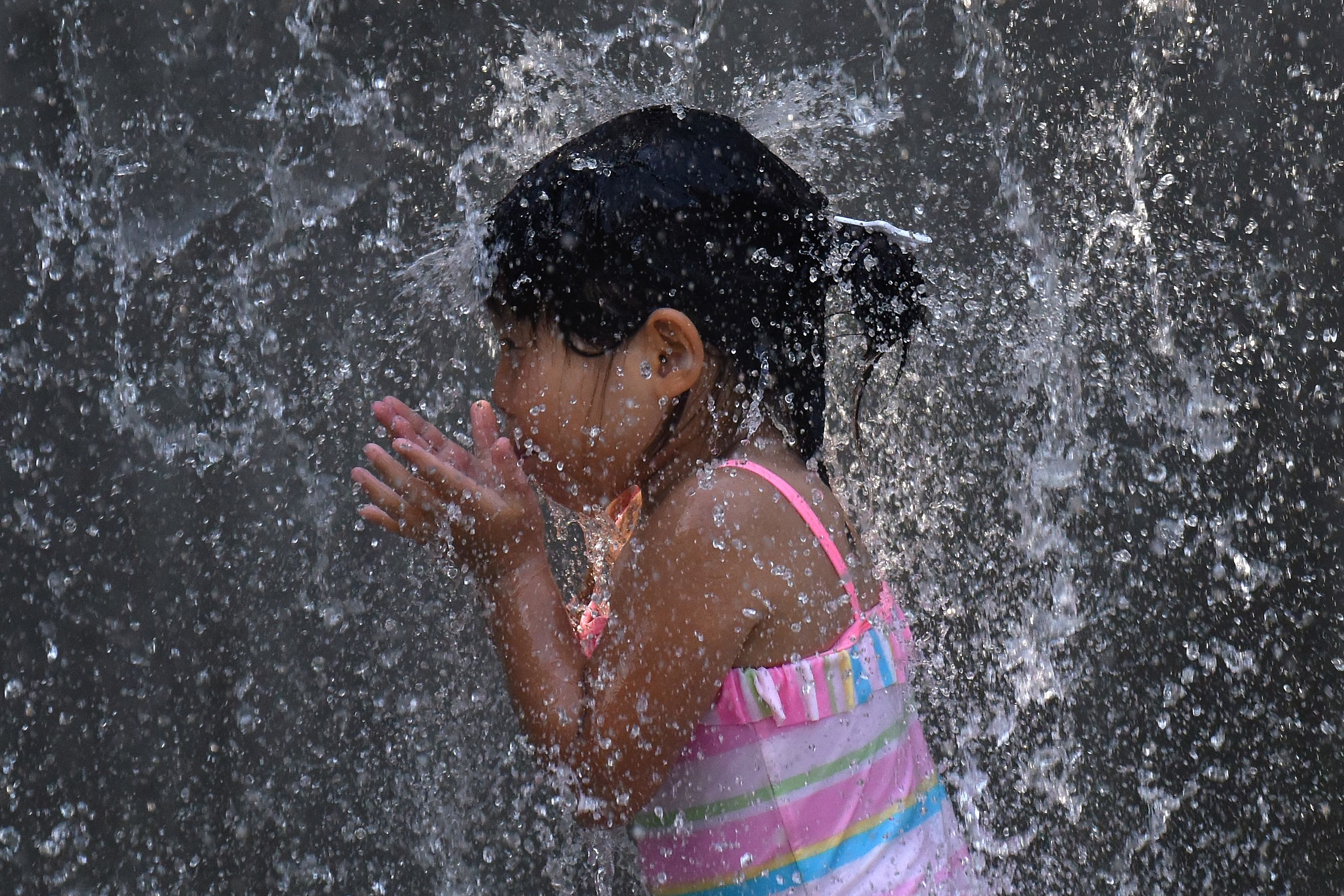 طفلة فى نافورة مياه باليابان