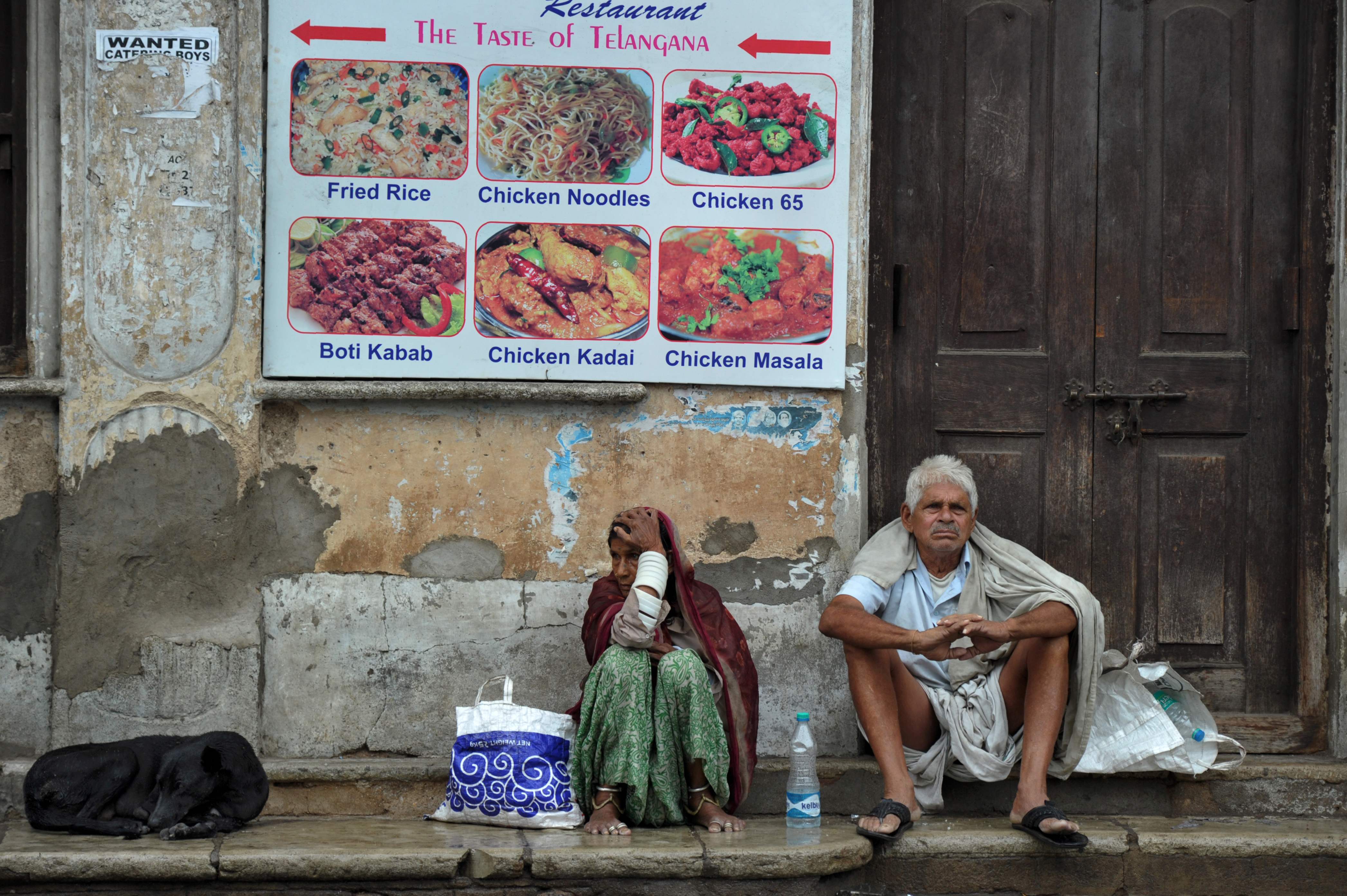 رجل وامرأة يجلسان فى شارع بالهند