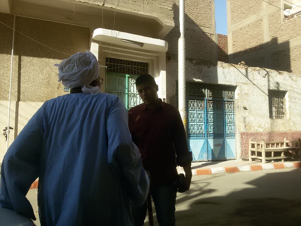 9 محرر اليوم السابع مع أحد المسنين أمام منزل القتيل