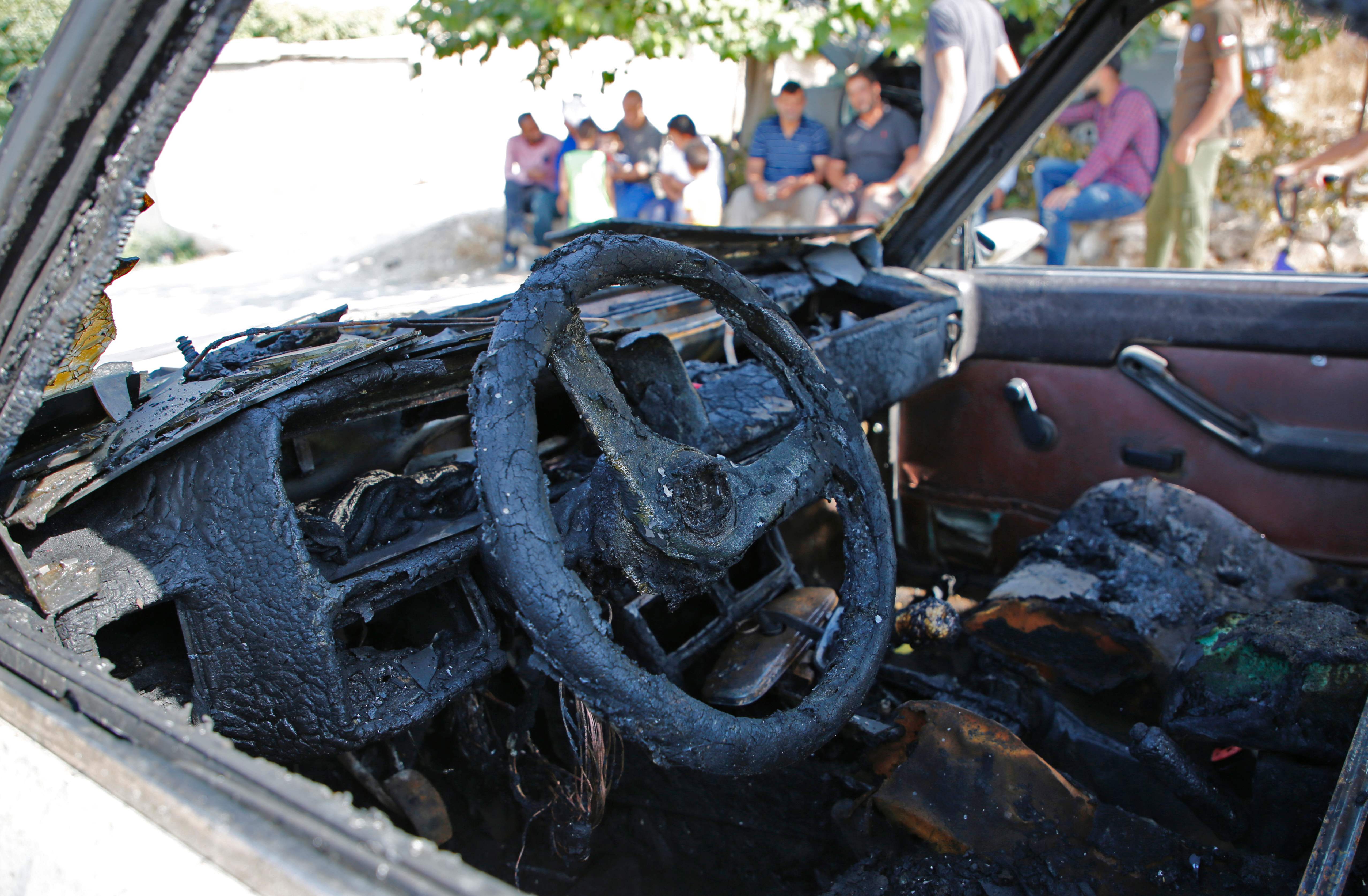 مستوطنون إسرائيليون يحرقون سيارة فلسطينى