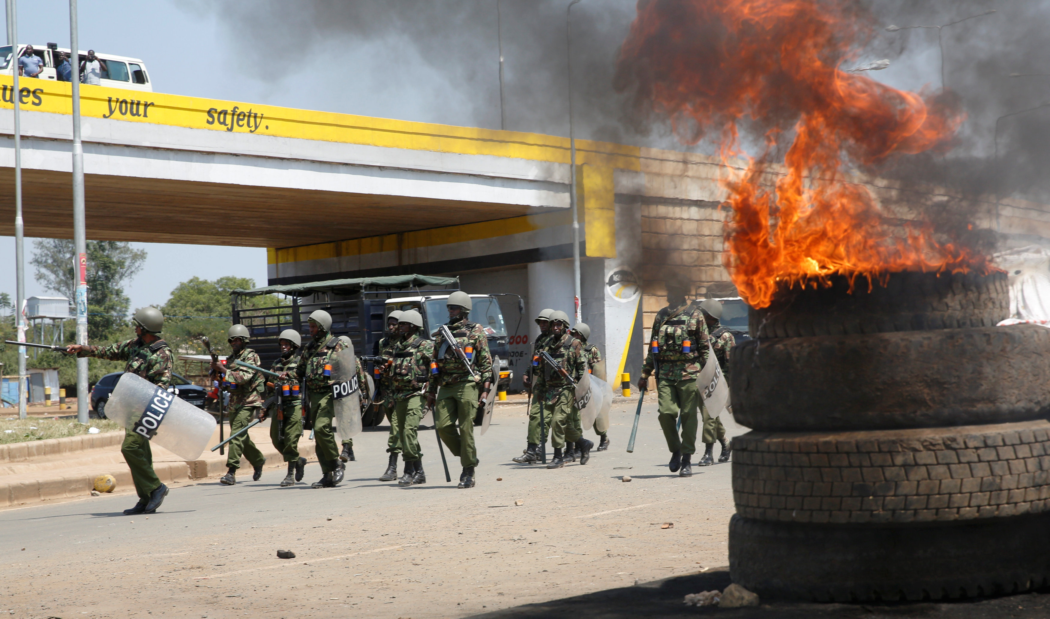 إطارات مشتعلة قرب قوات الشرطة الكينية