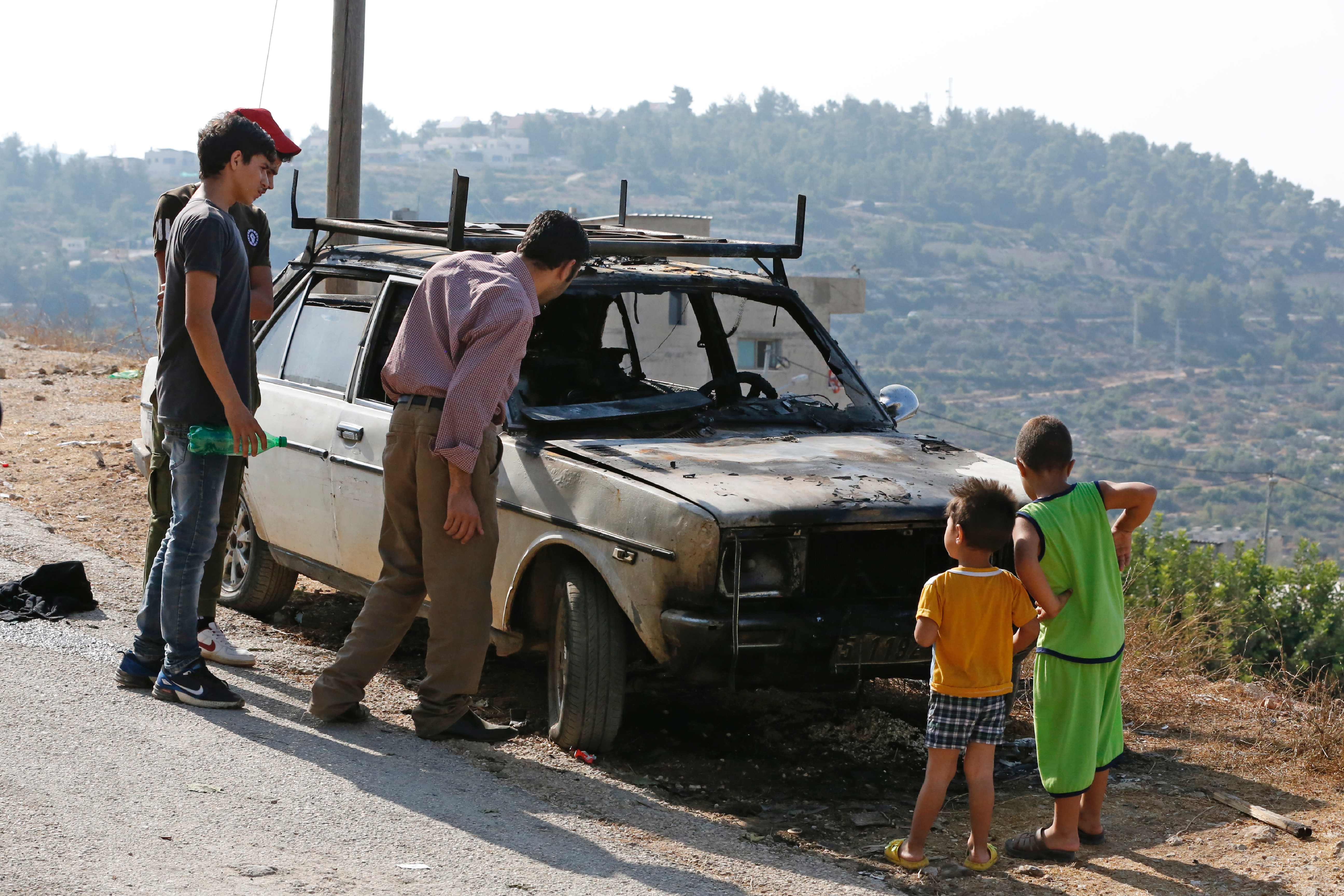 مستوطنون إسرائيليون يعتدون على سكان قرية أم صفا الفلسطينية