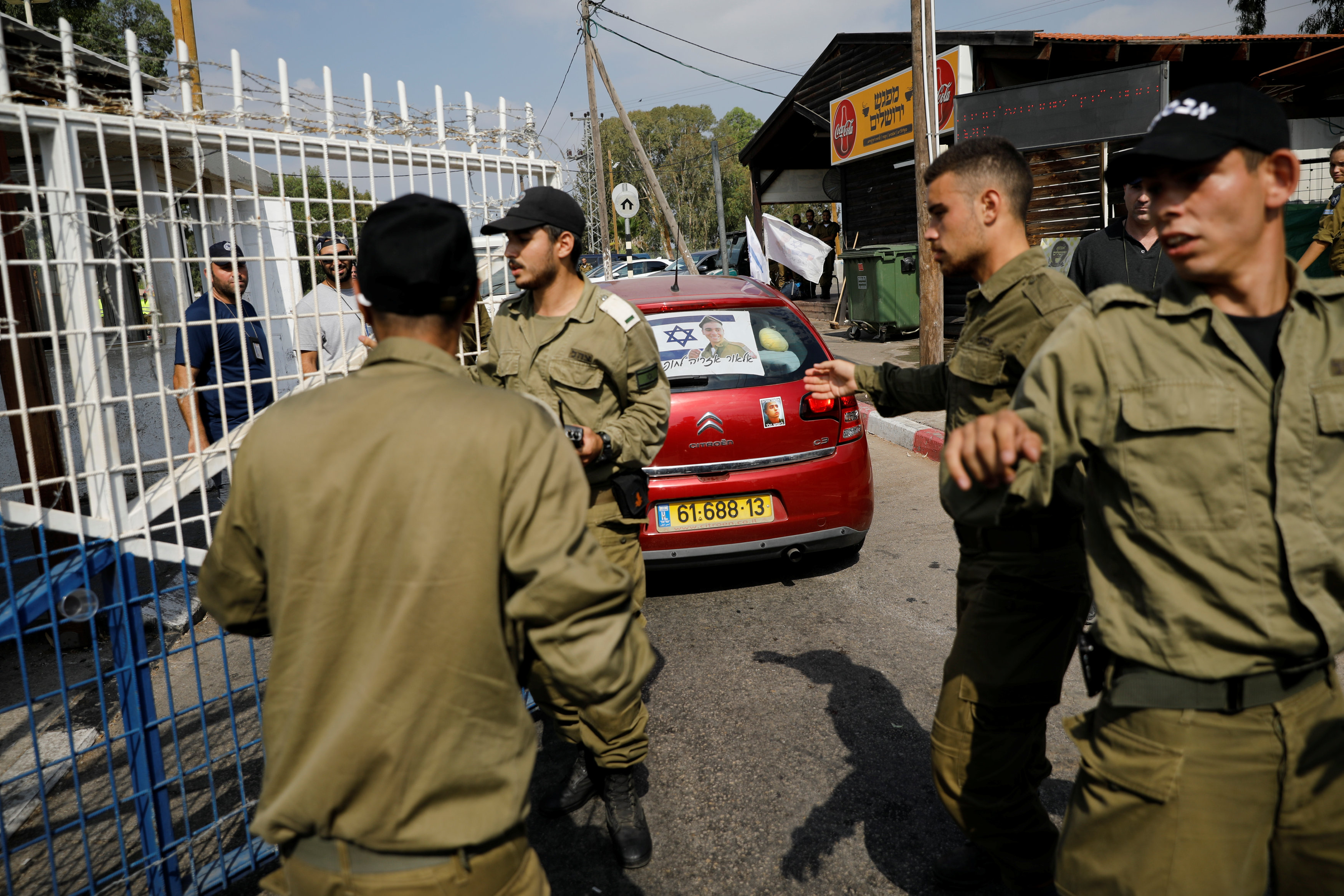 جندى إسرائيلى يصل إلى محبسه بعد قتله شاب فلسطينى بالخليل
