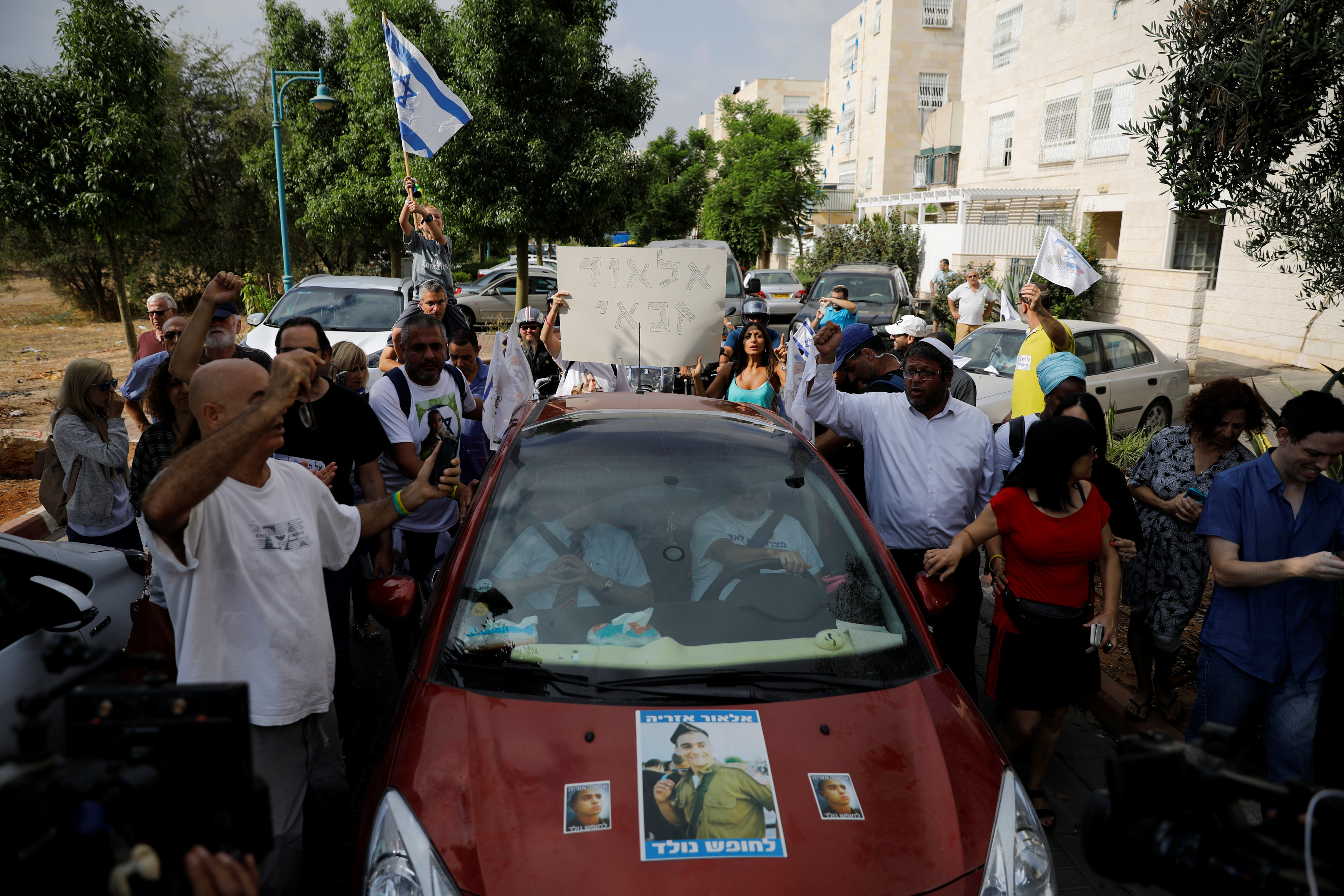 سيارة يستقلها الجندى الإسرائيلى إليئور أزاريا