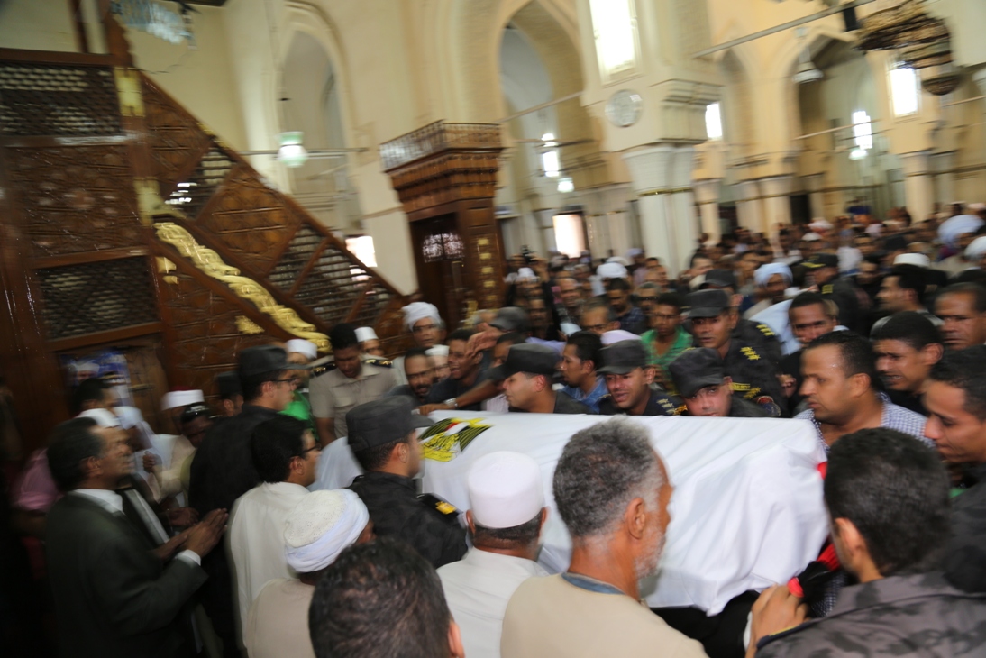 محافظ و مدير أمن قنا يؤديان صلاة الجنازة على الشهيد أحمد عبد الفتاح (2)
