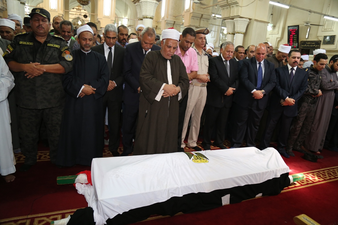 محافظ و مدير أمن قنا يؤديان صلاة الجنازة على الشهيد أحمد عبد الفتاح (6)
