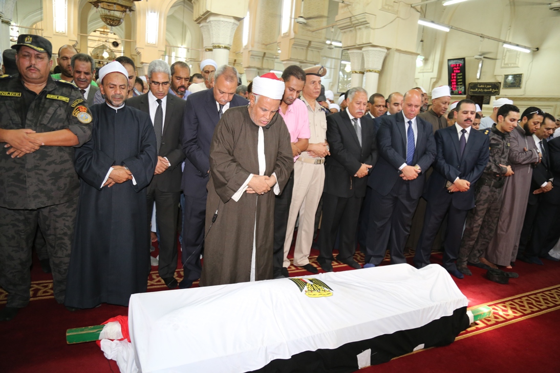 محافظ و مدير أمن قنا يؤديان صلاة الجنازة على الشهيد أحمد عبد الفتاح (7)