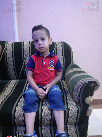 الطفل "علي" المصاب في واقعة ترك طبيب لشاش داخل حلقه 11 يوم