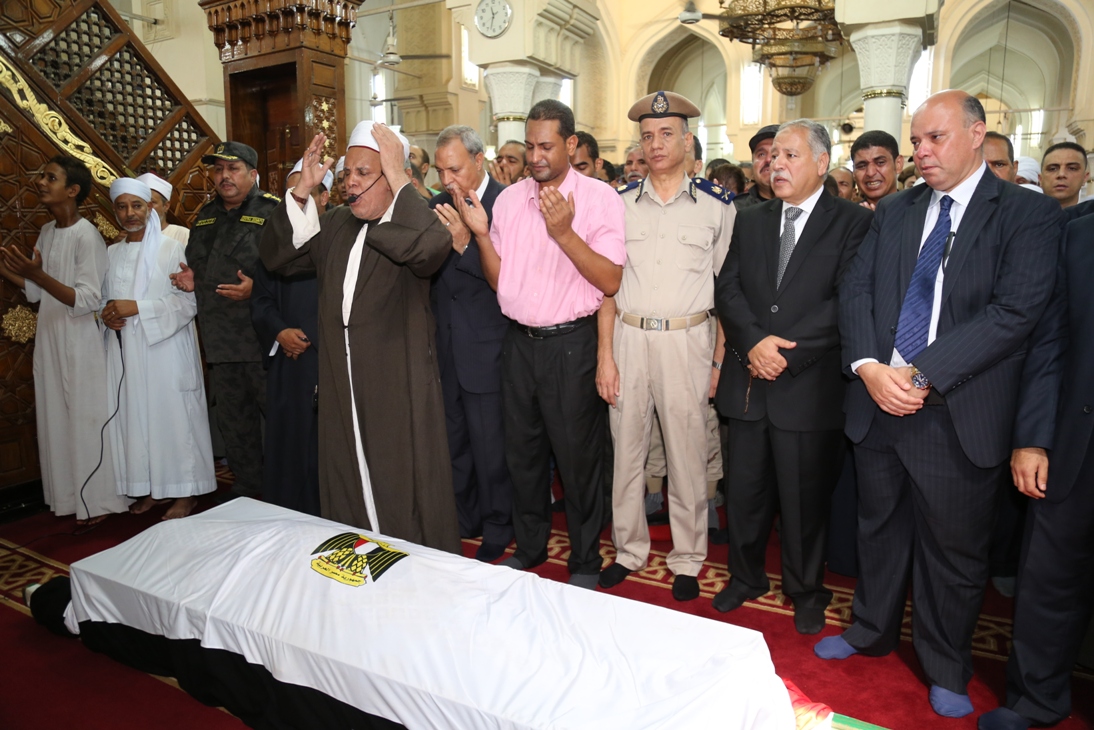 محافظ و مدير أمن قنا يؤديان صلاة الجنازة على الشهيد أحمد عبد الفتاح (5)