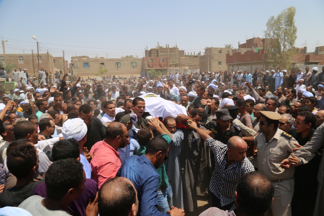 محافظ و مدير أمن قنا يؤديان صلاة الجنازة على الشهيد أحمد عبد الفتاح (21)