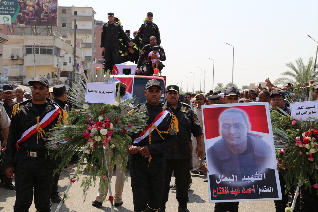 محافظ و مدير أمن قنا يؤديان صلاة الجنازة على الشهيد أحمد عبد الفتاح (10)
