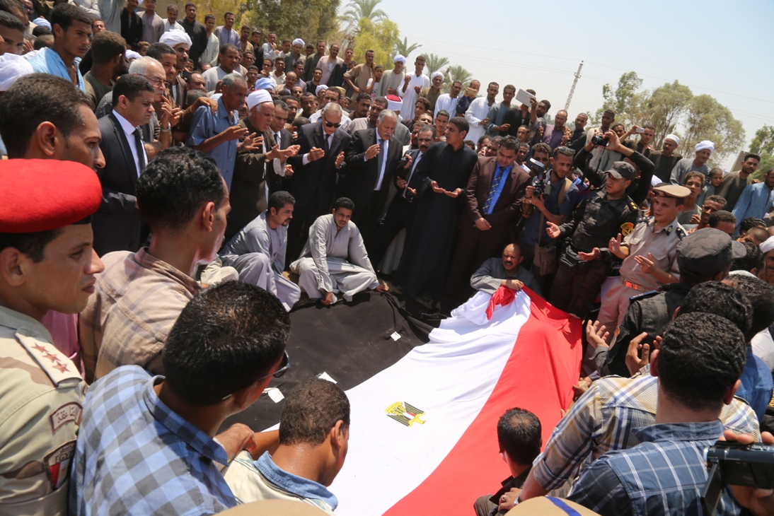 محافظ و مدير أمن قنا يؤديان صلاة الجنازة على الشهيد أحمد عبد الفتاح (23)