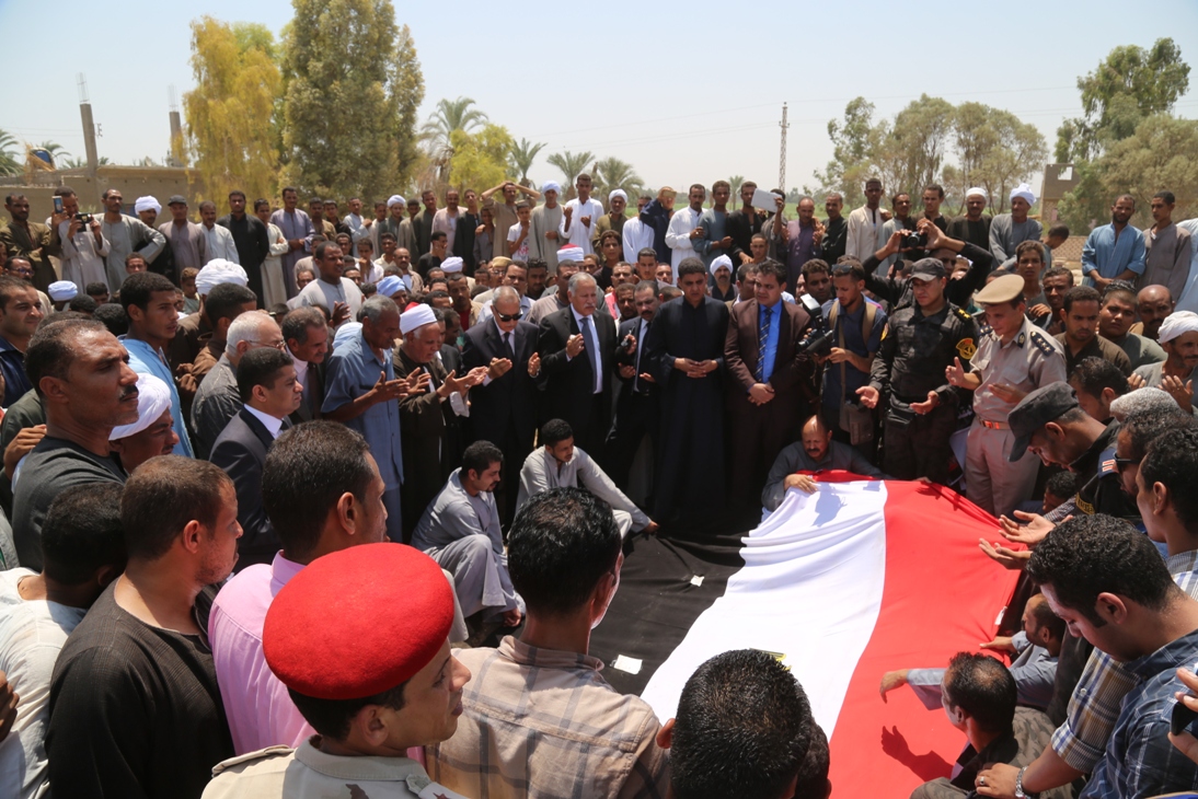 محافظ و مدير أمن قنا يؤديان صلاة الجنازة على الشهيد أحمد عبد الفتاح (24)