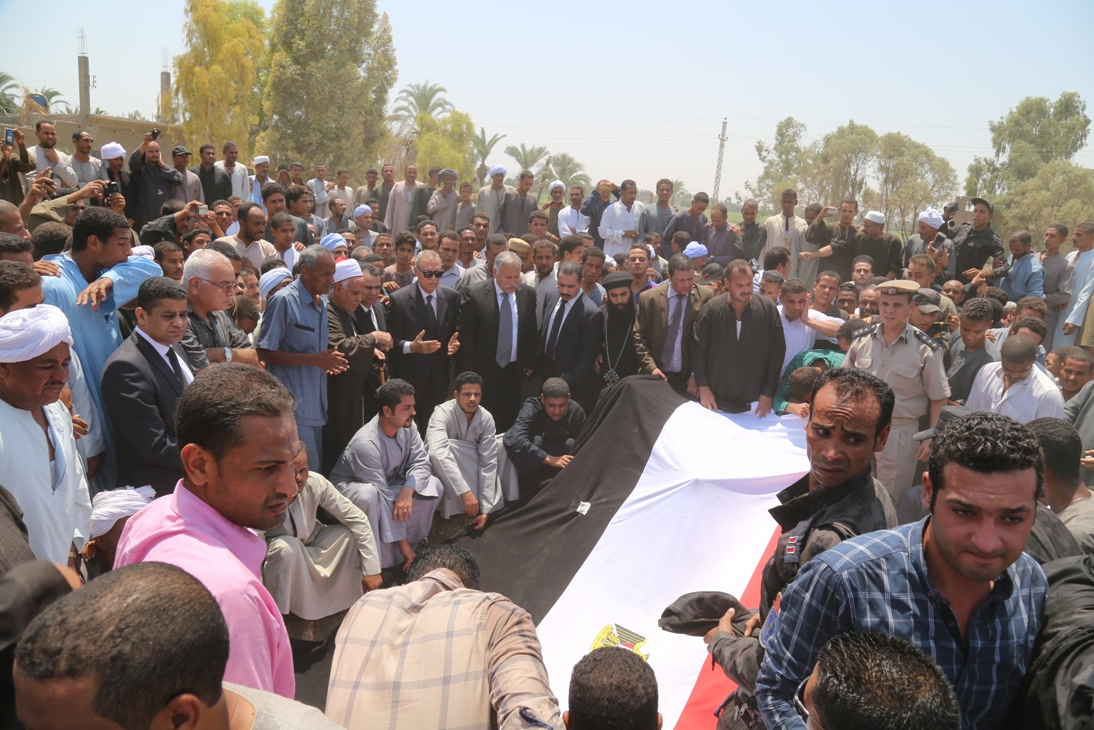 محافظ و مدير أمن قنا يؤديان صلاة الجنازة على الشهيد أحمد عبد الفتاح (22)