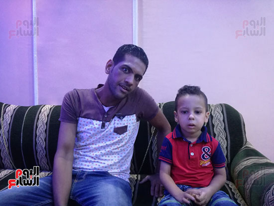 الطفل علي مع محرر اليوم السابع خلال اللقاء