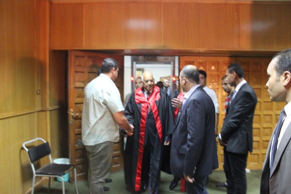 الدكتور على عبد العال قبل بدء مناقشة رسالة الدكتوراة