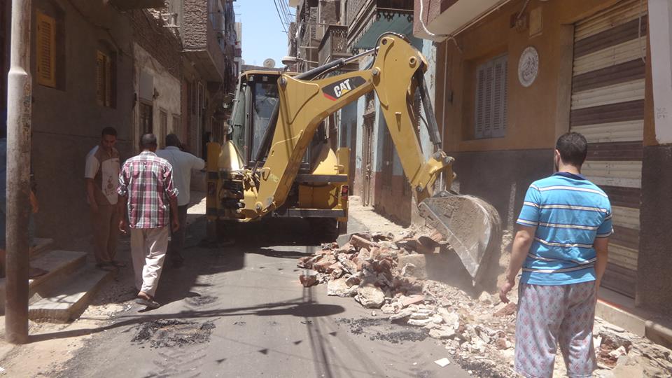 رفع المخلفات خلال تطوير ورصف الشوارع بمدينة الاقصر