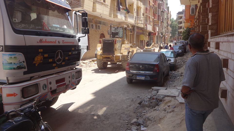 العميد احمد طارق يوجه برفع كافة المخلفات من الشوارع للبدء في رصفها