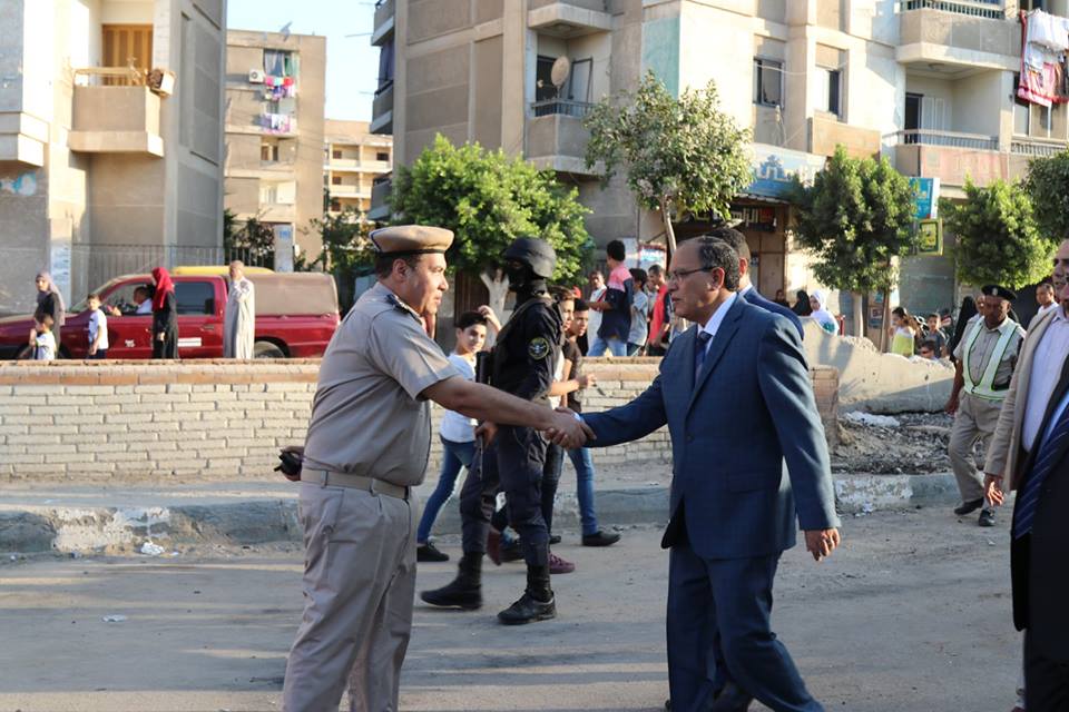  مدير الأمن يصافح رجال الشرطة والأهالي بالشوارع 