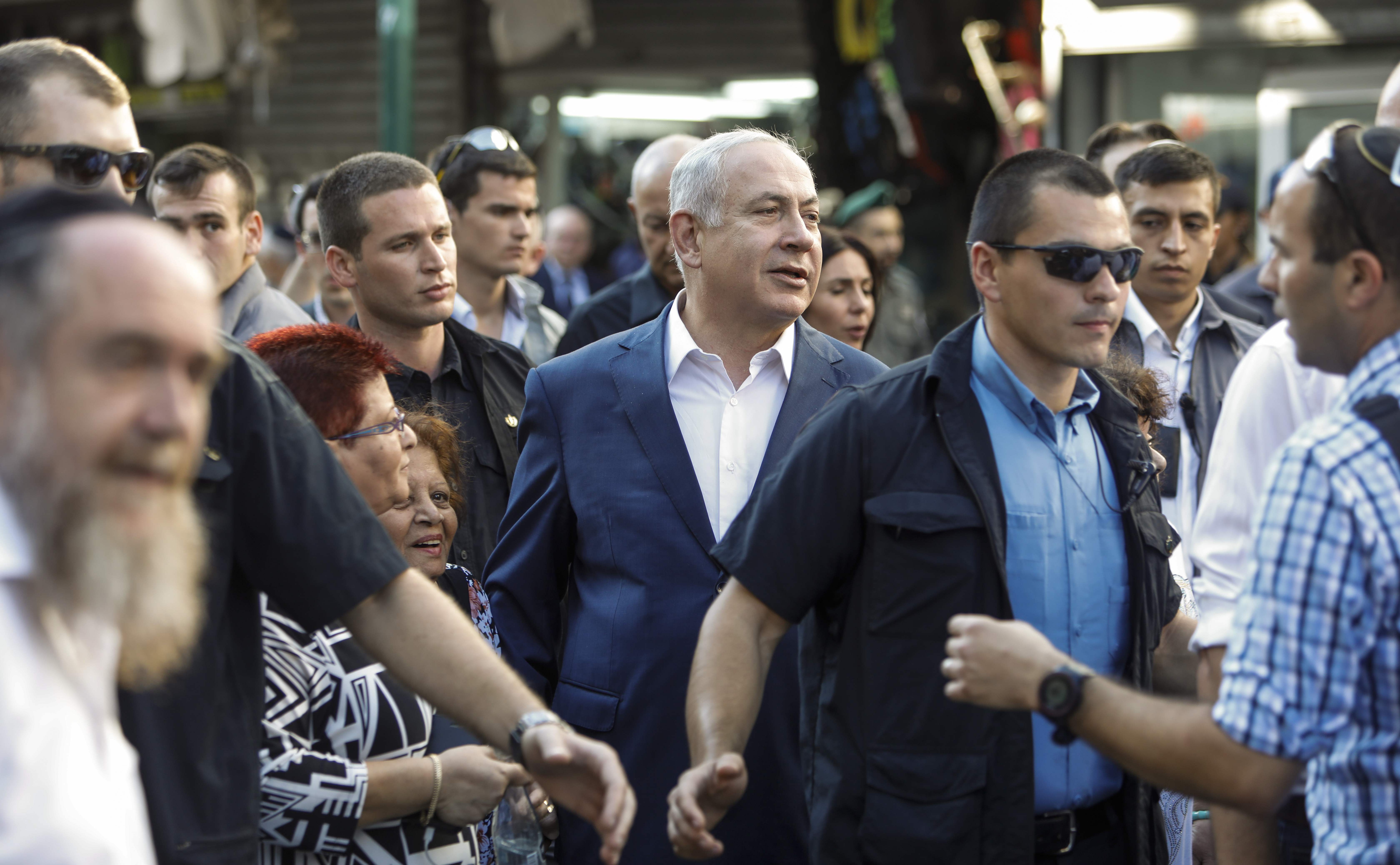 رئيس الوزراء الاسرائيلى بنيامين نتنياهو يتحدث خلال جولة فى تل ابيب