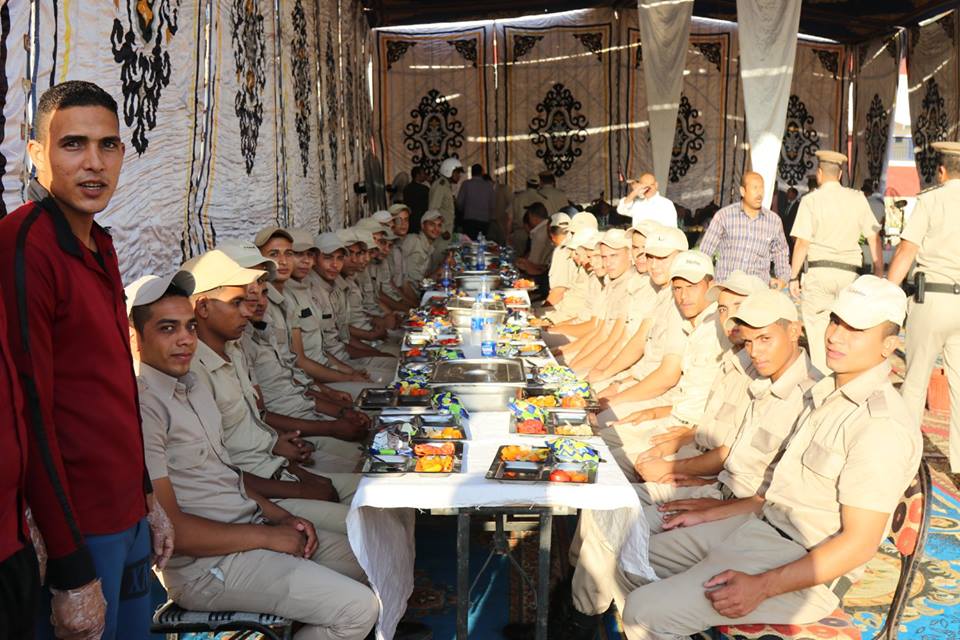 6- جانب من الجنود اثناء مأدبة الطعام