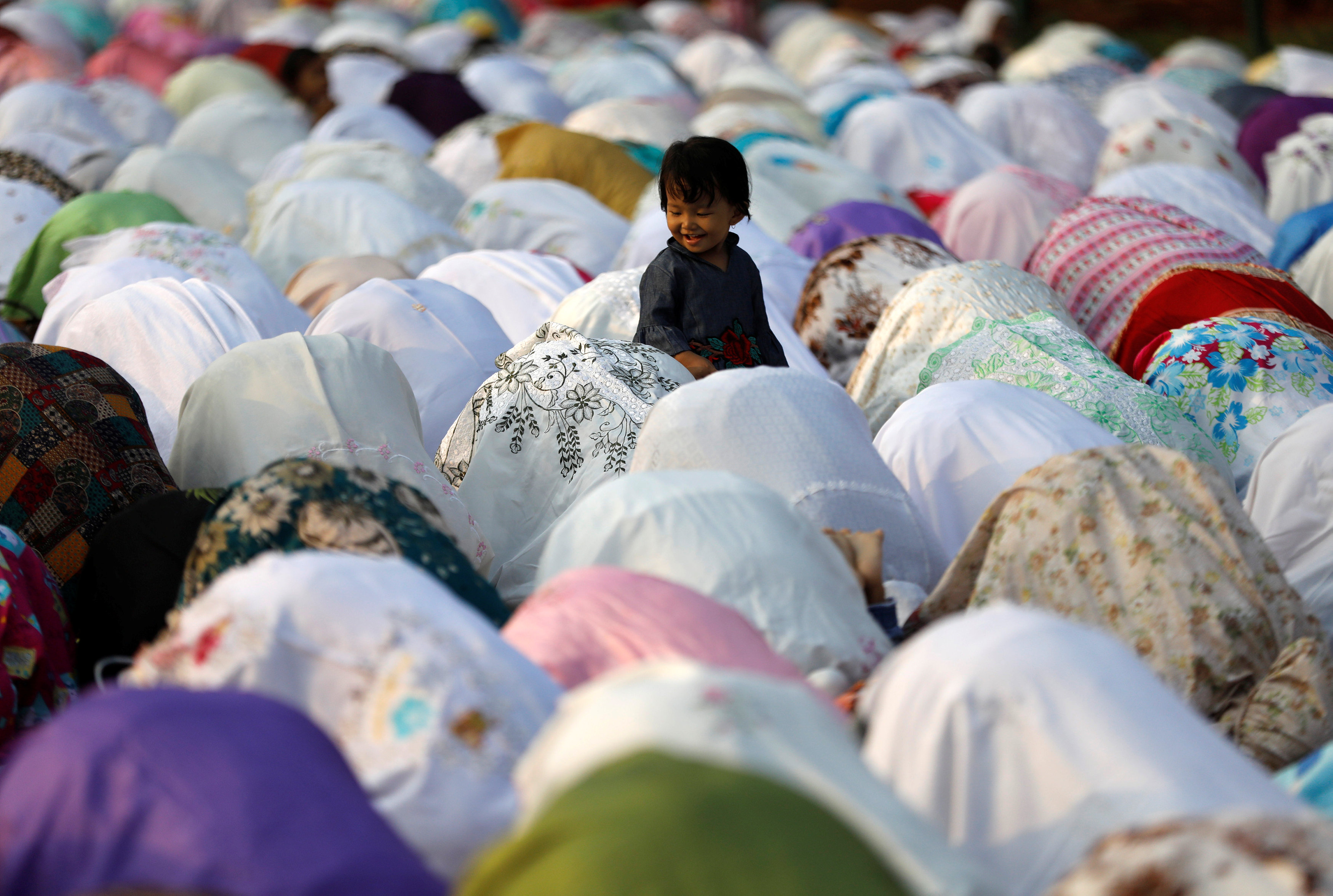 مسلمات يصلين العيد فى جاكرتا