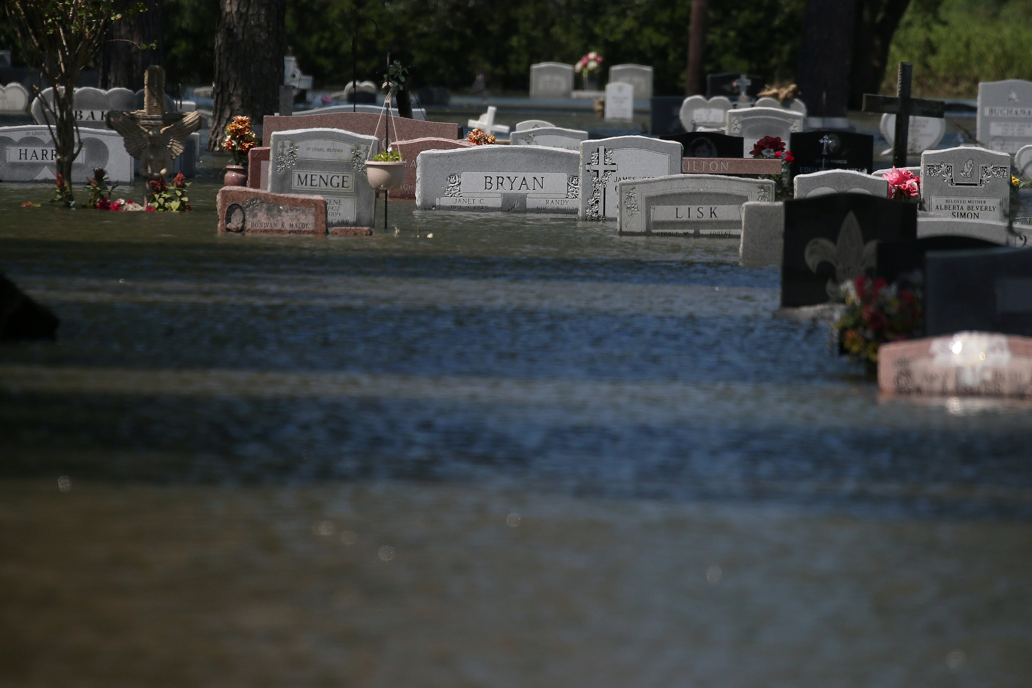 مياه الاعصار تغطى إحدى مقابر ولاية تكساس