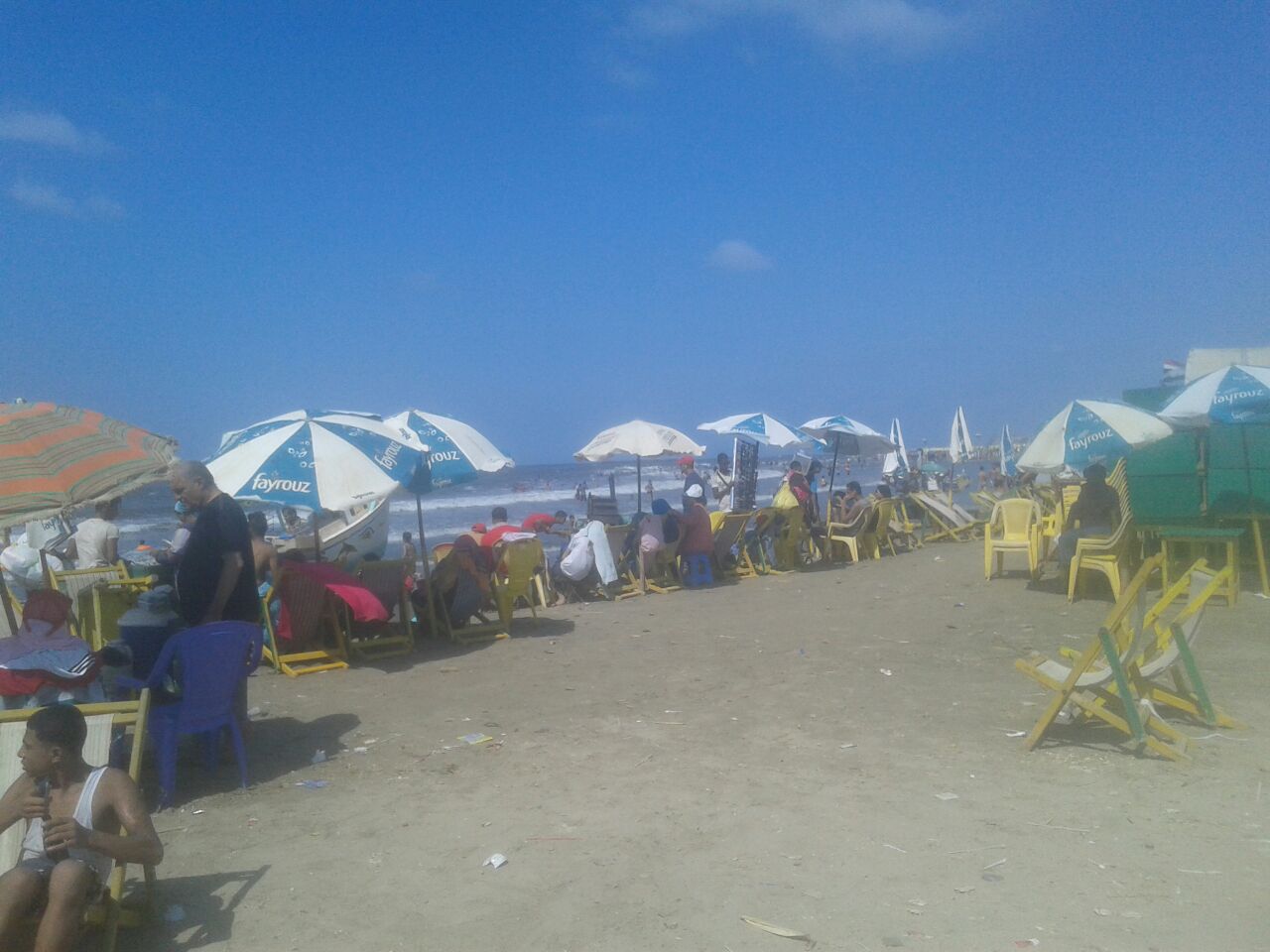 اقبال المواطنين على شواطئ رأس البر بدمياط (1)