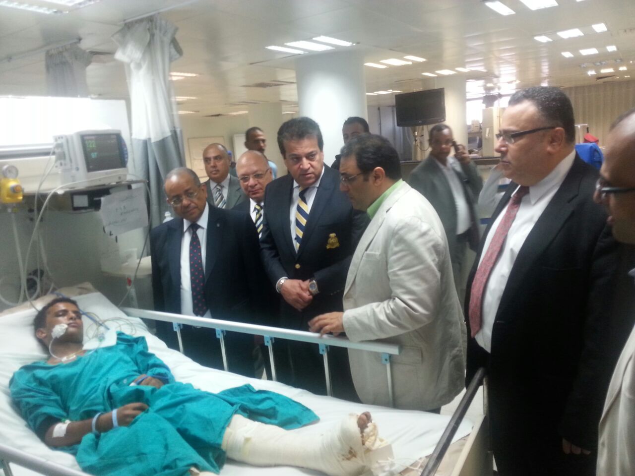 ..وزير التعليم العالى يزور المرضى بمستشفيات سموحة   (2)