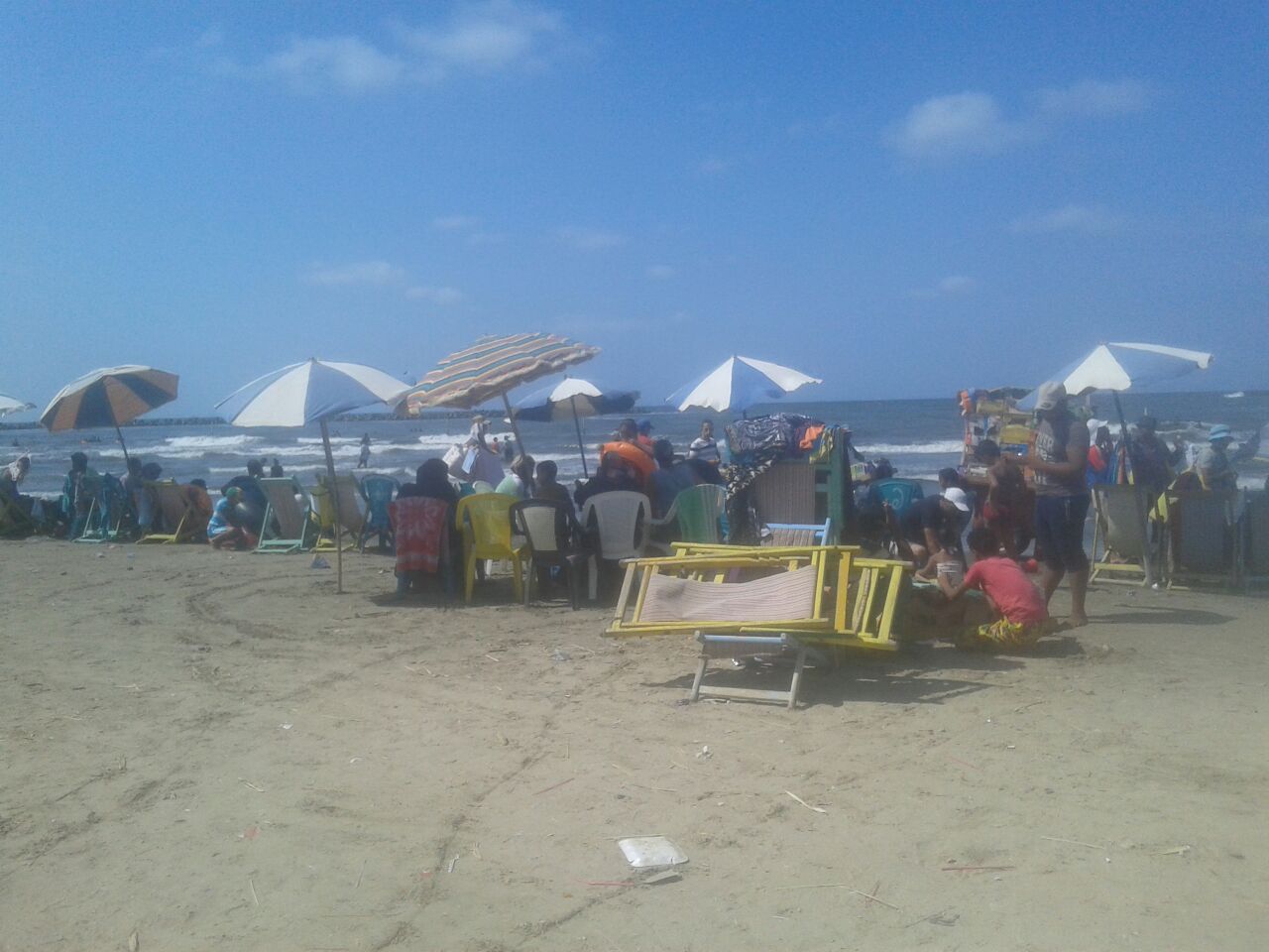 اقبال المواطنين على شواطئ رأس البر بدمياط (2)