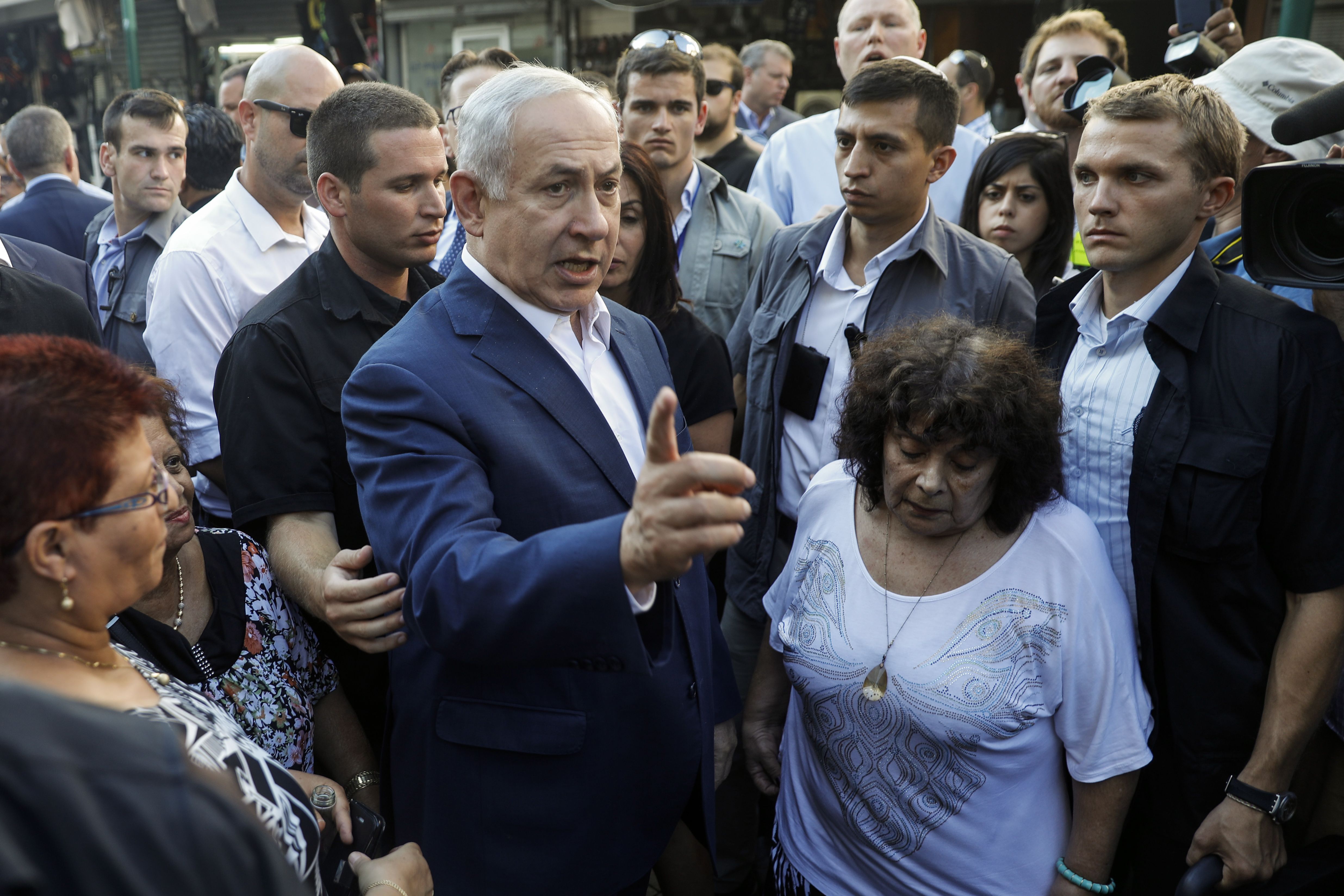 رئيس الوزراء الاسرائيلى يتجول وسط حراسة مشددة فى تل أبيب