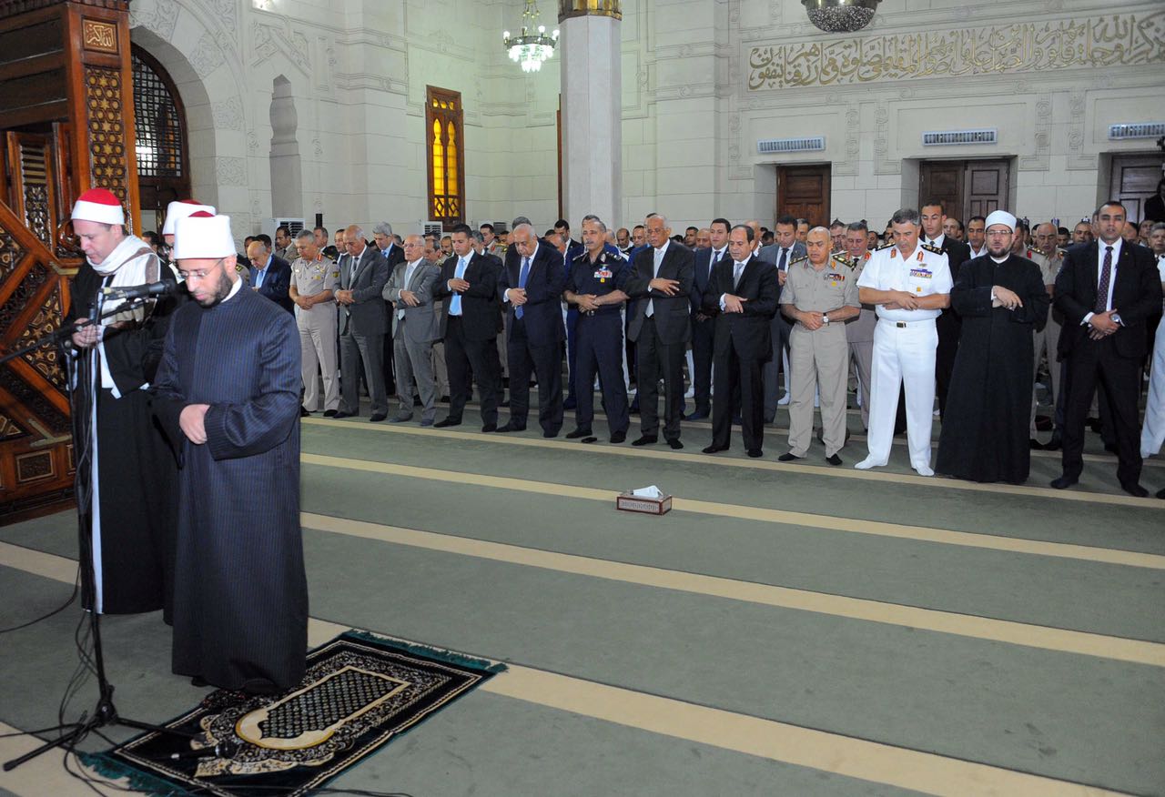محافظ الإسكندرية يؤدي صلاة عيد الأضحى بمسجد محمد كريم (2)
