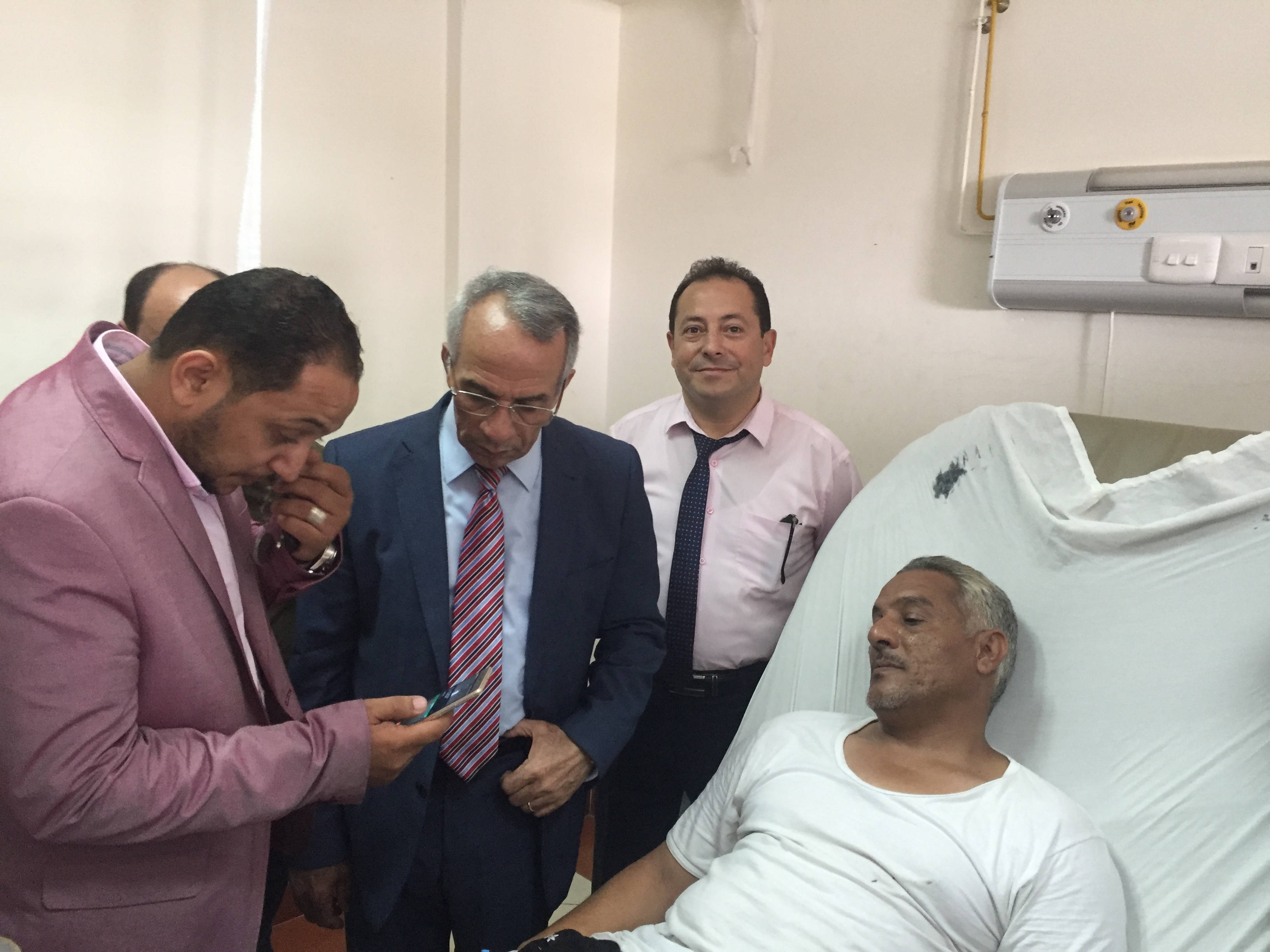 محافظ شمال سيناء يزور مرضى مستشفى العريش (1)