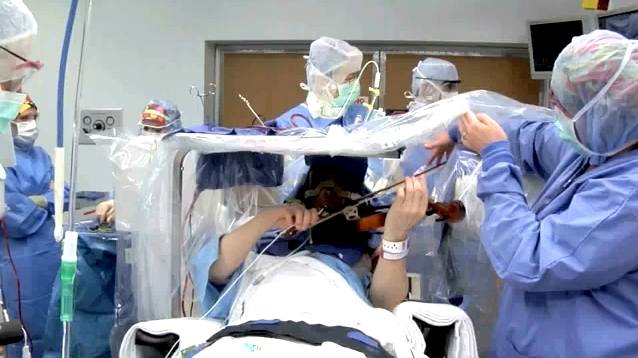 مريض يعزف على الكمانجة أثناء الجراحة